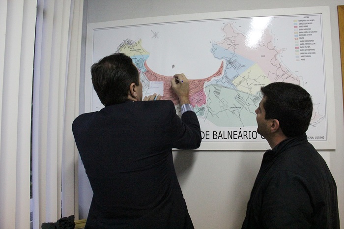 Prefeito e secretário planejam implantação de banheiros públicos na orla 1 (Amanda Weber / Divulgação)