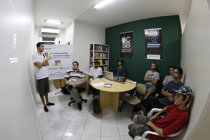 Adolescentes aprendem a produzir vídeos para skate em Balneário Camboriú