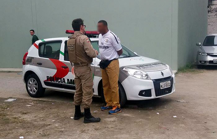 Homem é preso em flagrante tentando furtar carro em estacionamento de banco
