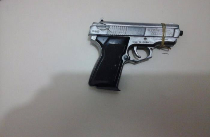 Assaltante é baleado por comparsa vestido de mulher, em Camboriú
