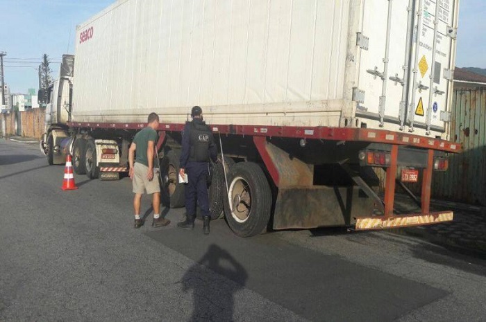 Caminhões de contêiner são alvo de blitz em Itajaí 1 (Divulgação)