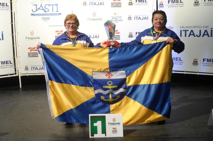 Itajaí ergue o troféu do dominó feminino nos JASTI 1 (Divulgação)