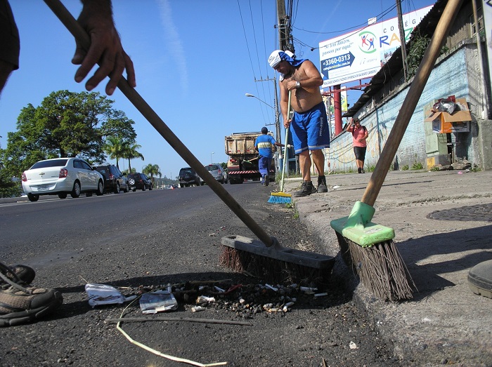 Agentes de limpeza da Emasa atuam no Centro de Balneário Camboriú 1 (Celso Peixoto / Divulgação)