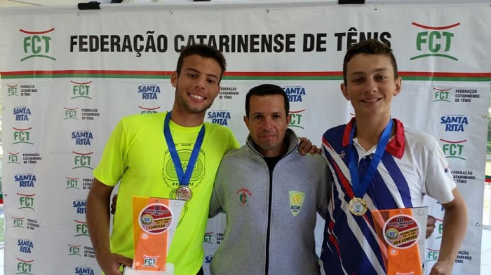 Tenistas de Itajaí conquistam ótimos resultados na terceira etapa do Estadual Infanto 1 (Divulgação)
