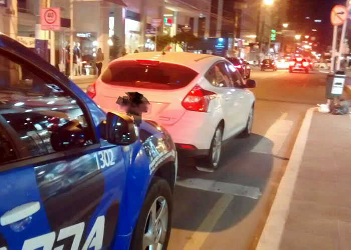 Motorista alcoolizado para o carro no meio da Avenida Brasil