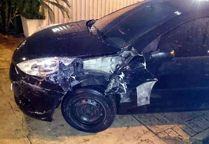 Motorista embriagado é preso após colidir em dois carros estacionados