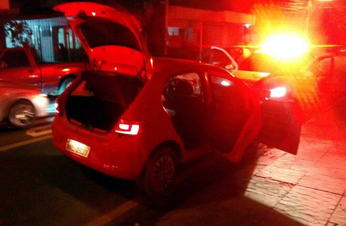 Polícia flagra seis pessoas transitando em carro roubado