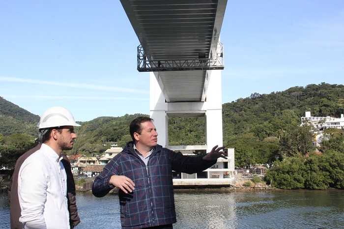 Piriquito inspeciona a obra da Passarela da Barra 1 (Amanda Weber / Divulgação)