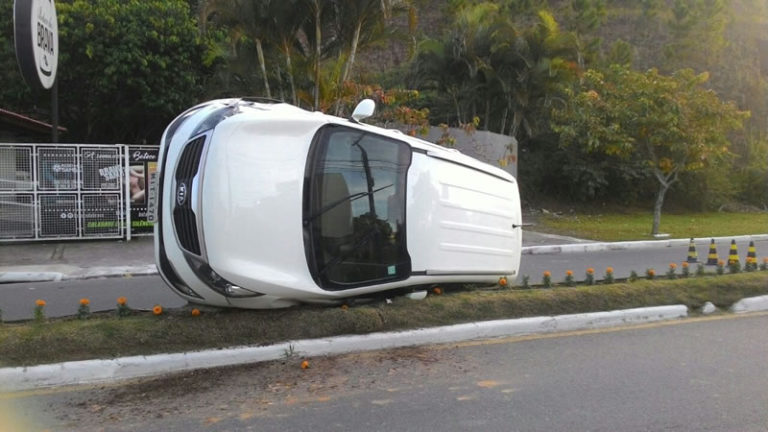 Carro capota na Praia dos Amores