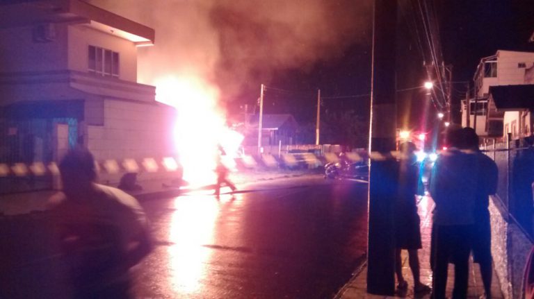 Casa é consumida por incêndio durante a madrugada no Bairro dos Municípios