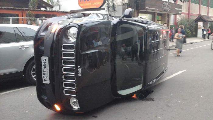 Motorista alcoolizada é presa após colidir em três carros e tombar o veículo na Rua 1500