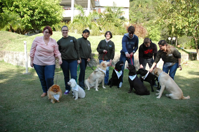 Cães-guia e auxiliares de terapia recebem Cartão Univali