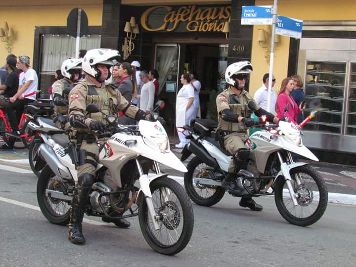 Polícia Militar garante a segurança na passagem da tocha olímpica por Balneário Camboriú