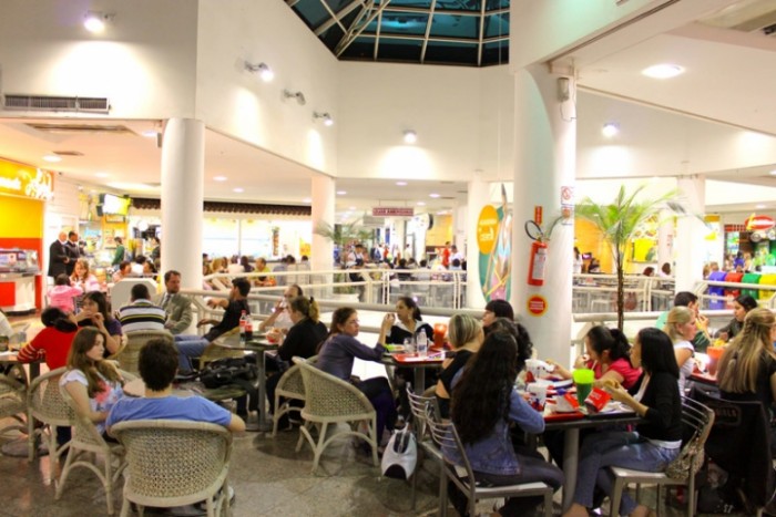 Adolescente é apreendido após estourar rojões em shopping