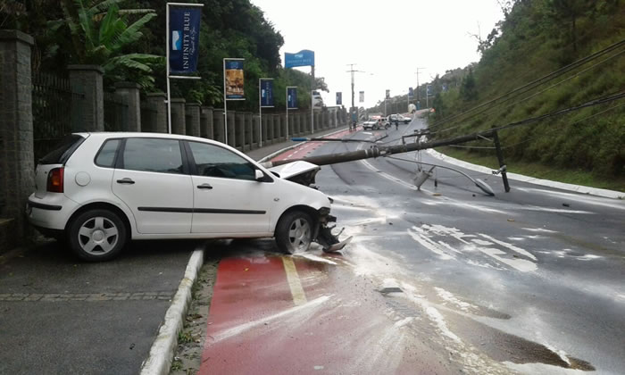 Pneu estoura e carro derruba dois postes na Estrada da Rainha