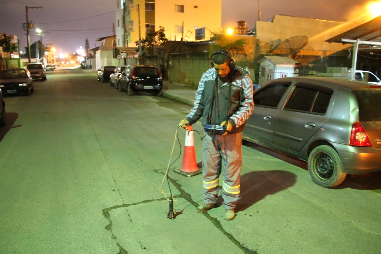 Águas de Camboriú procura por vazamentos na rede durante as madrugadas