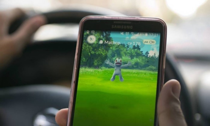 Motorista causa acidente ao dirigir caçando Pokemón, em Balneário Camboriú
