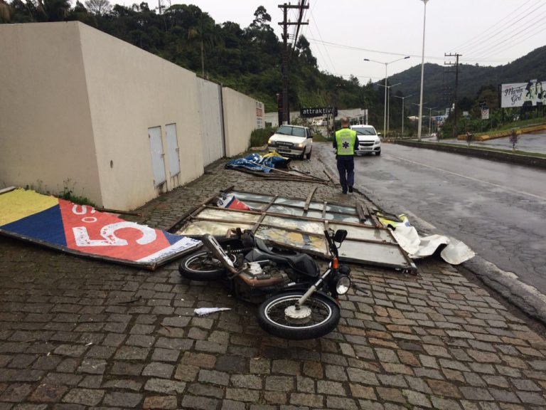 Placa de publicidade atinge motociclista na Avenida Osvaldo Reis