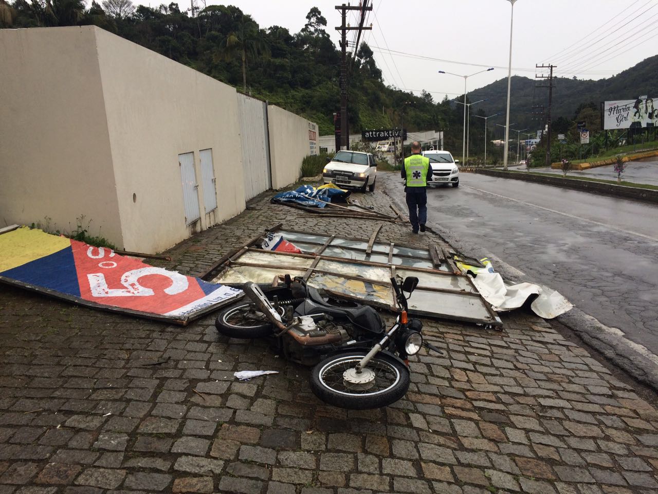 Placa de publicidade atinge motociclista na Avenida Osvaldo Reis 1 Divulgação