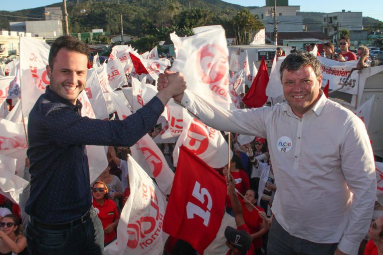 Elcio e Ramon recebem apoio da comunidade em comício no Rio Pequeno