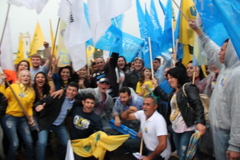 Caminhada e carreata de Pavan e Fábio Flor movimenta bairros Iate Clube e Vila Real