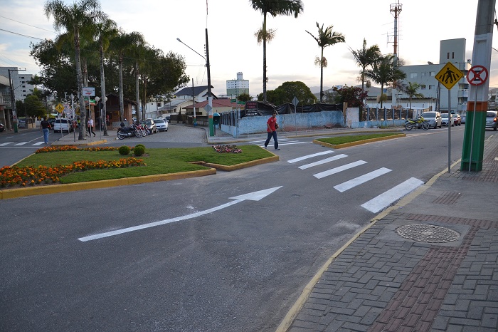 Rua Vitor Juvêncio Mafra volta a ser de mão dupla, em Camboriú