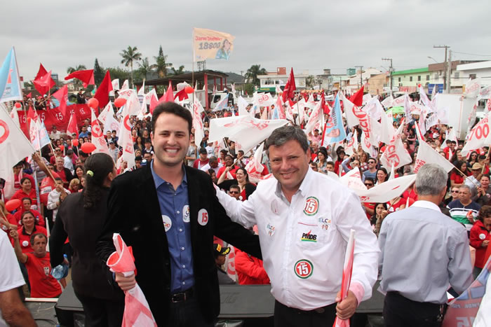 Elcio e Ramon comemoram crescimento da campanha em comício no Centro