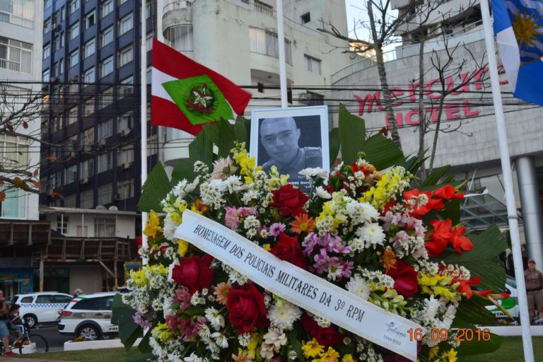 Policiais e bombeiros prestam homenagem à policial que morreu em troca de tiros, na Praça Tamandaré