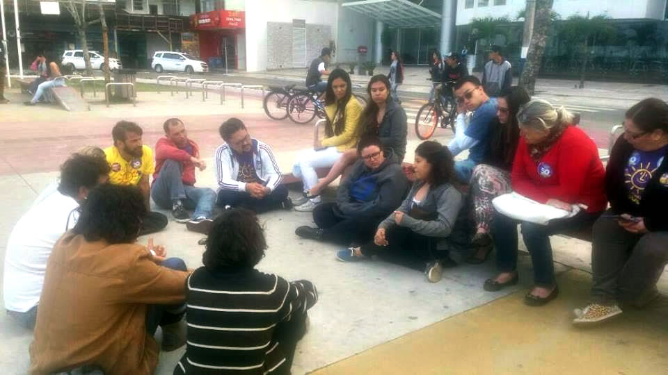 Professor Ozawa se reúne com jovens na Praça Tamandaré