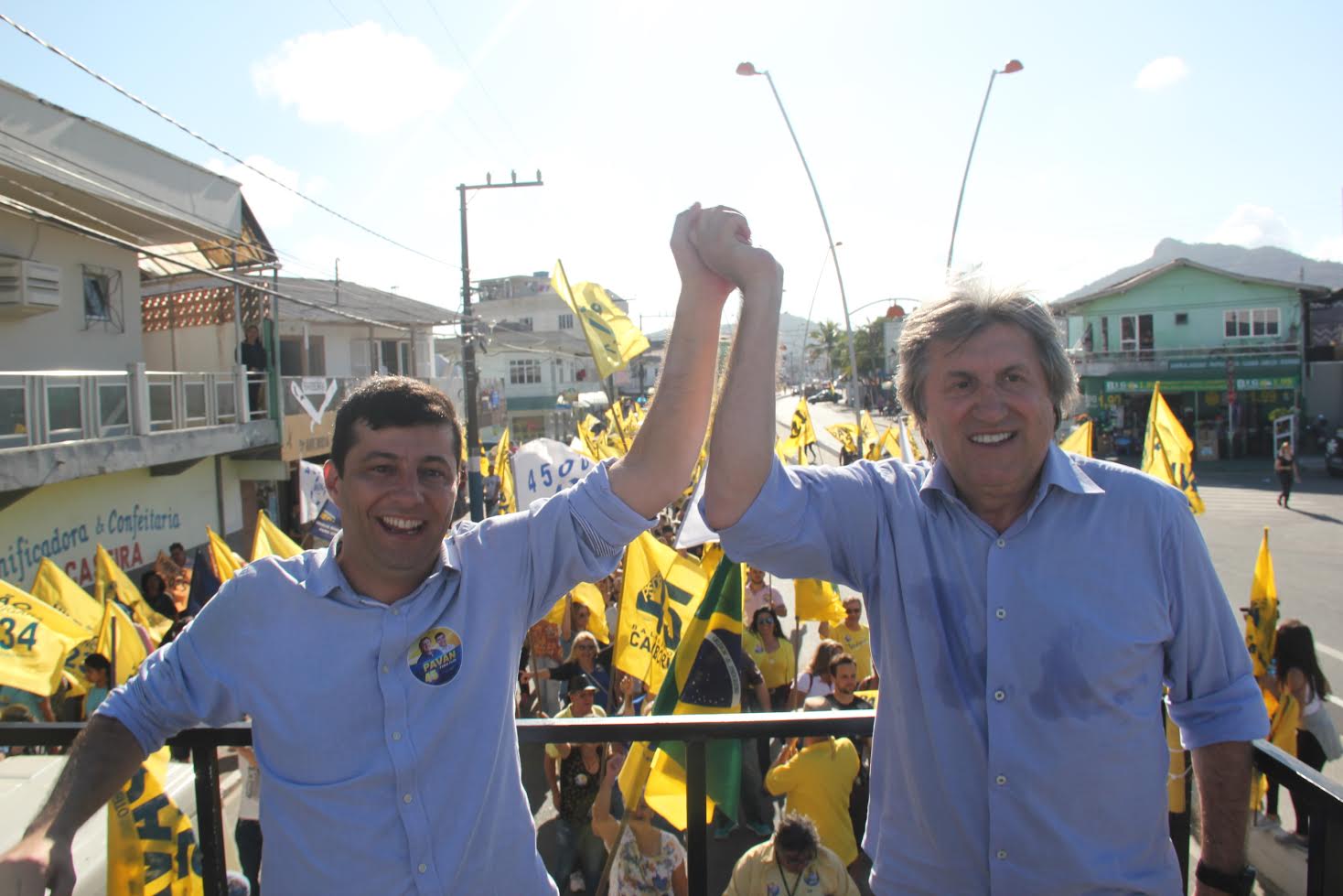 Diversas pessoas participam da caminhada do PSDB no bairro dos Municípios