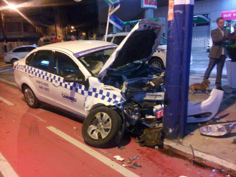 Carro corta a frente de táxi e taxista acaba colidindo em poste