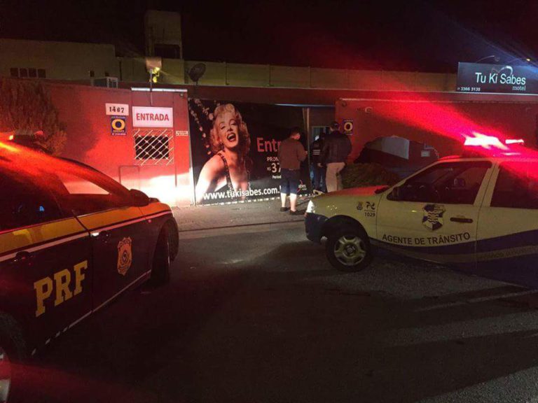 Motorista bêbado colide em muro e invade motel, em Balneário Camboriú