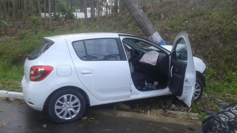 Carro colide em poste no bairro Ariribá