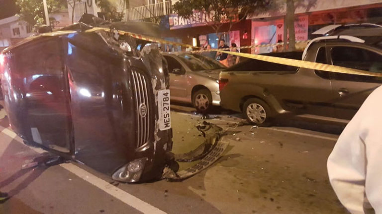 Carro tomba após colidir em outros três, na Terceira Avenida