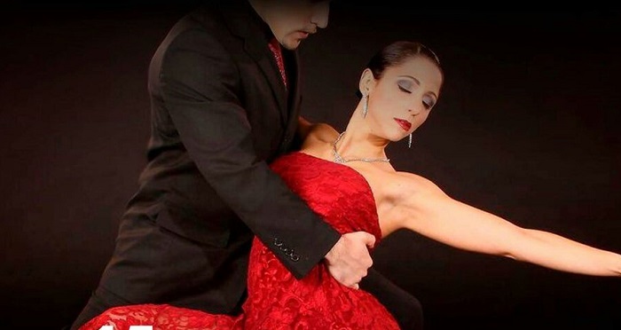 Espetáculo leva danças paraguaias para o Teatro Bruno Nitz em Balneário Camboriú