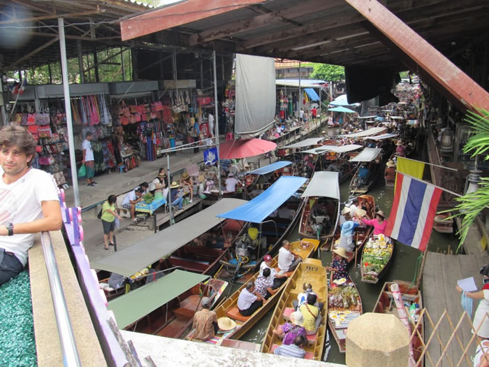 Mercado flutuante é um dos atrativos turísticos da Tailândia