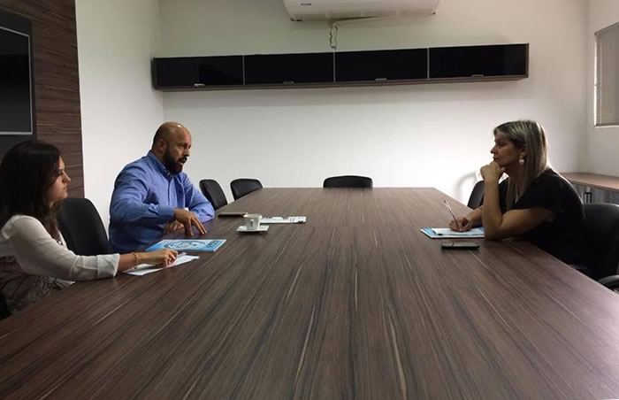 Vereadora Jane conversa com representantes da Águas de Camboriú sobre reclamações de moradores