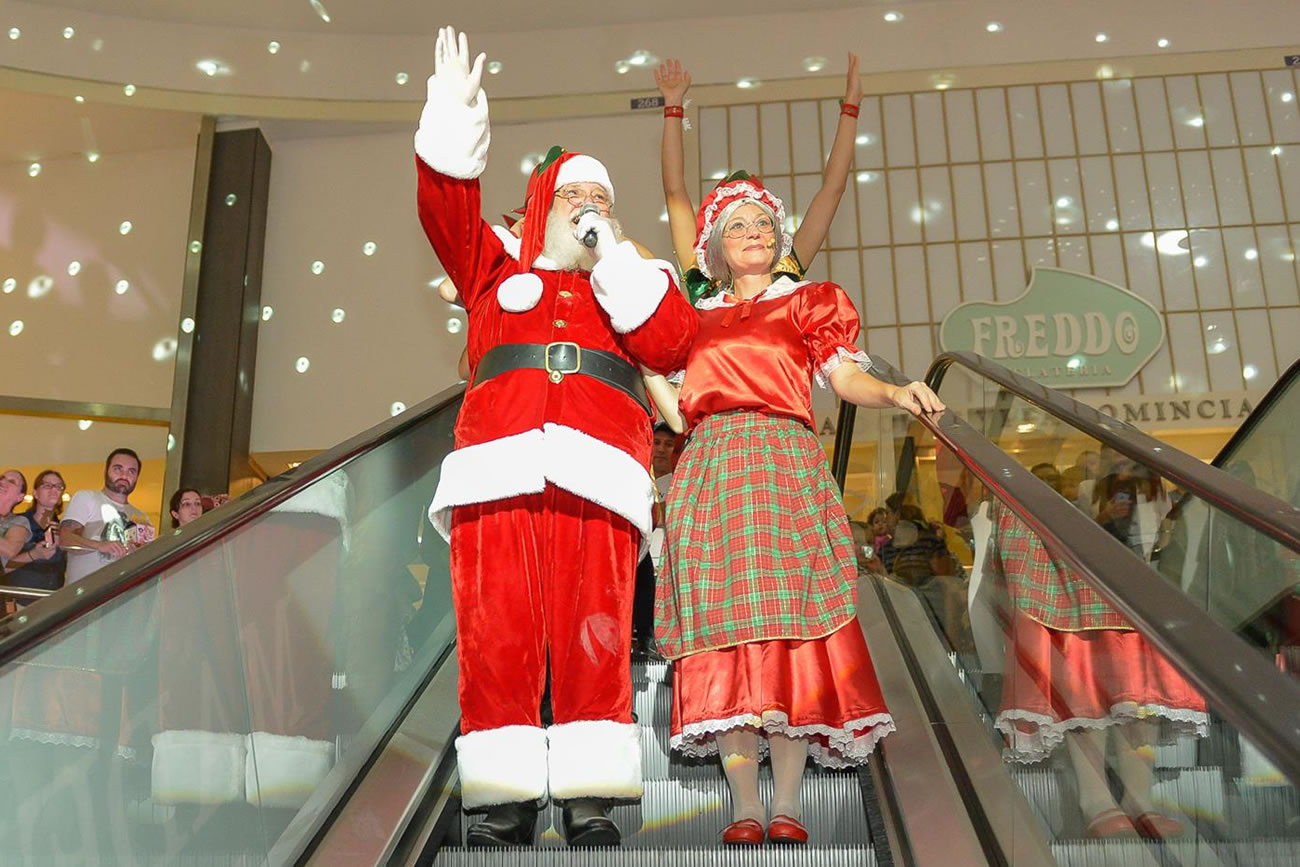 Papai Noel gigante é atração todas as noites em Balneário Camboriú