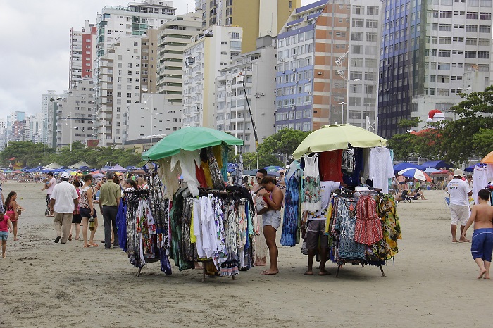 PROCONBC orienta consumidores sobre compras de ambulantes 1 AMBULANTES praia bc ARQUIVO PMBC 1