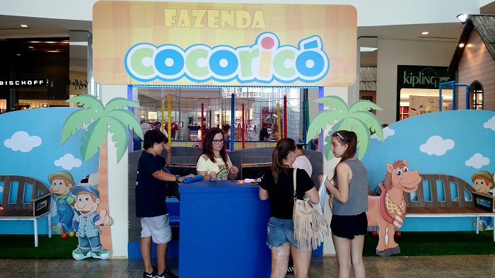 Circuito de brincadeiras da Turma do Cocoricó leva diversão ao Balneário Shopping