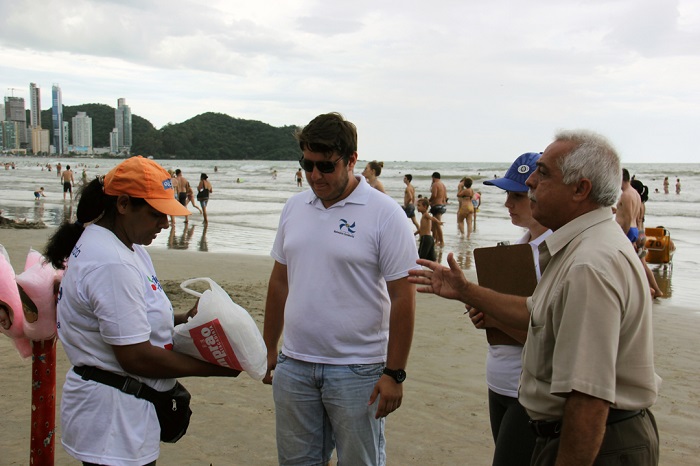 Fiscalização da Fazenda diminui práticas ilegais nas praias de Balneário Camboriú 1 FISCALIZAÇÃO FOTO RICARDO DE OLIVEIRA