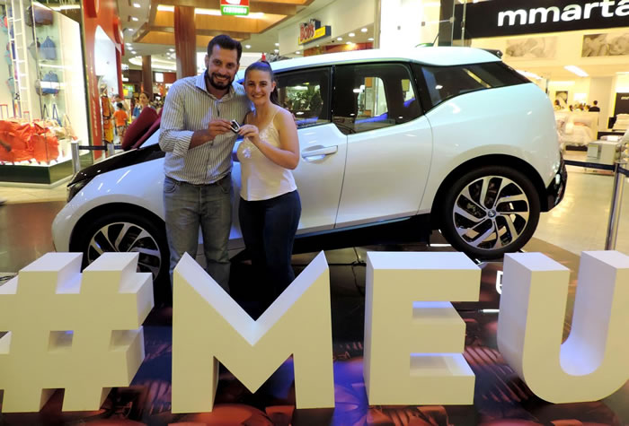 Moradora de Itajaí ganha veículo elétrico BMW do Balneário Shopping