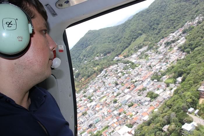 Prefeito Fabrício sobrevoa áreas de ocupações irregulares, em Balneário Camboriú 1 Sobrevoo áreas irregulares