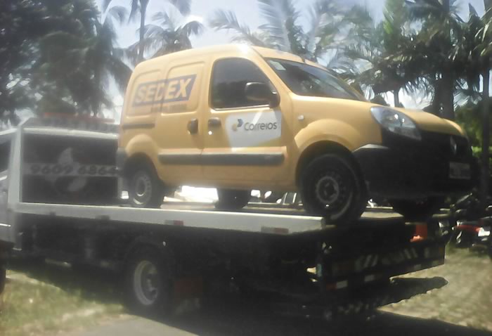 Ladrões furtam carro dos correios e abandonam após abrir caixas, em Itajaí 1 carro dos correios