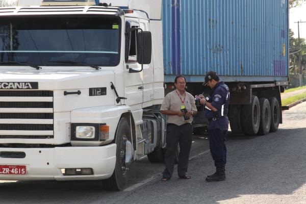 Restrita a circulação de caminhões pesados no São Vicente, em Itajaí 1 codetran caminhao itajai
