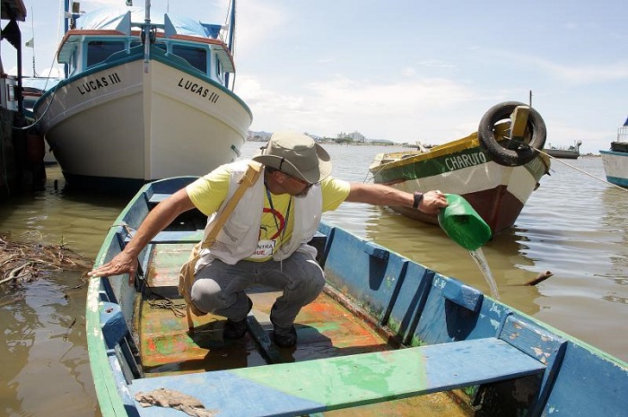 Trabalhadores da indústria da pesca são orientados em ação de combate à dengue, em Itajaí