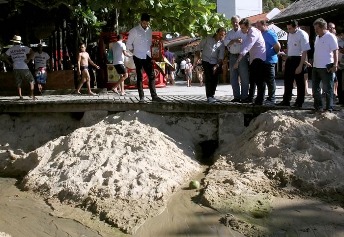 Prefeito acompanha vistoria técnica na Praia de Laranjeiras 1 despejo de esgoto na Praia de Laranjeiras