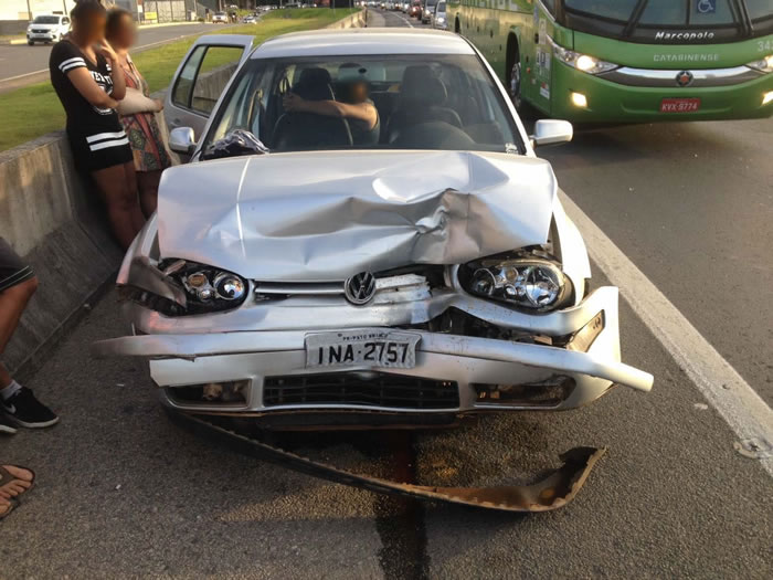 Motorista causa engavetamento, foge com o carro e abandona família na rodovia