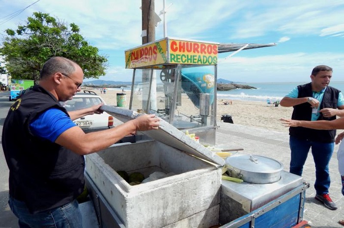 Vigilância Sanitária orienta e fiscaliza estabelecimentos nas praias de Itajaí 1 fiscalização praias itajai