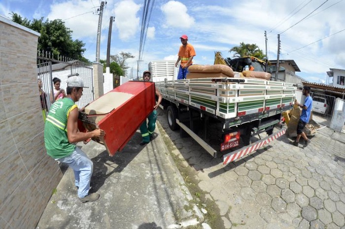 80 caminhões de entulhos são recolhidos no 1º dia de mutirão de combate a dengue, em Itajaí 1 mutirao dengue itajai